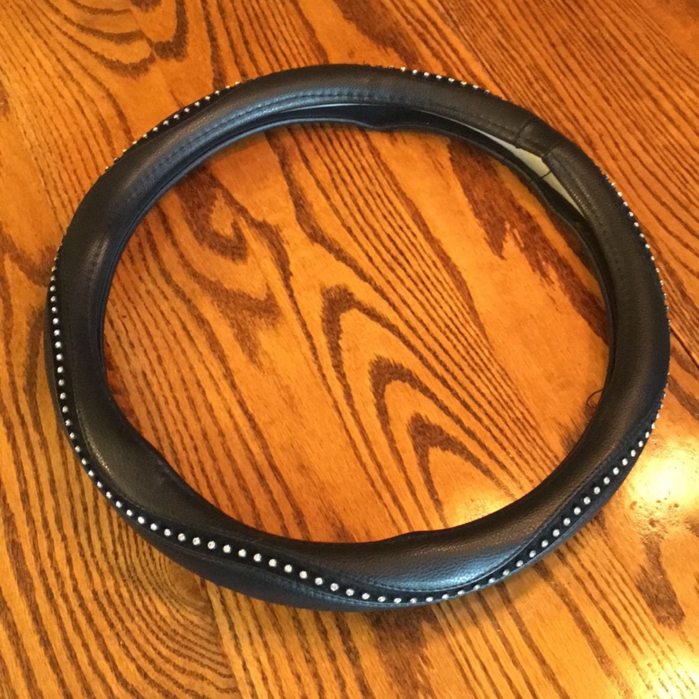 Black steering wheel cover, with rhinestones